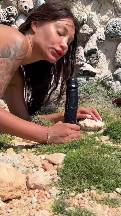 淫荡的莫妮卡福克斯在大西洋废墟的背景下用一根大假阳具摧毁了洞 | 短片 2