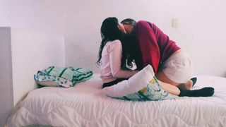 Deux jeunes filles dans des soirées pyjama excitantes!