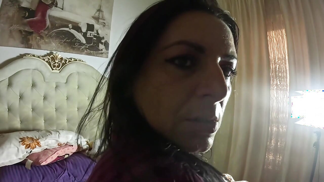 穿著緞面睡衣屏住呼吸 - 浮腫的臉頰、紅臉和激烈的掙扎