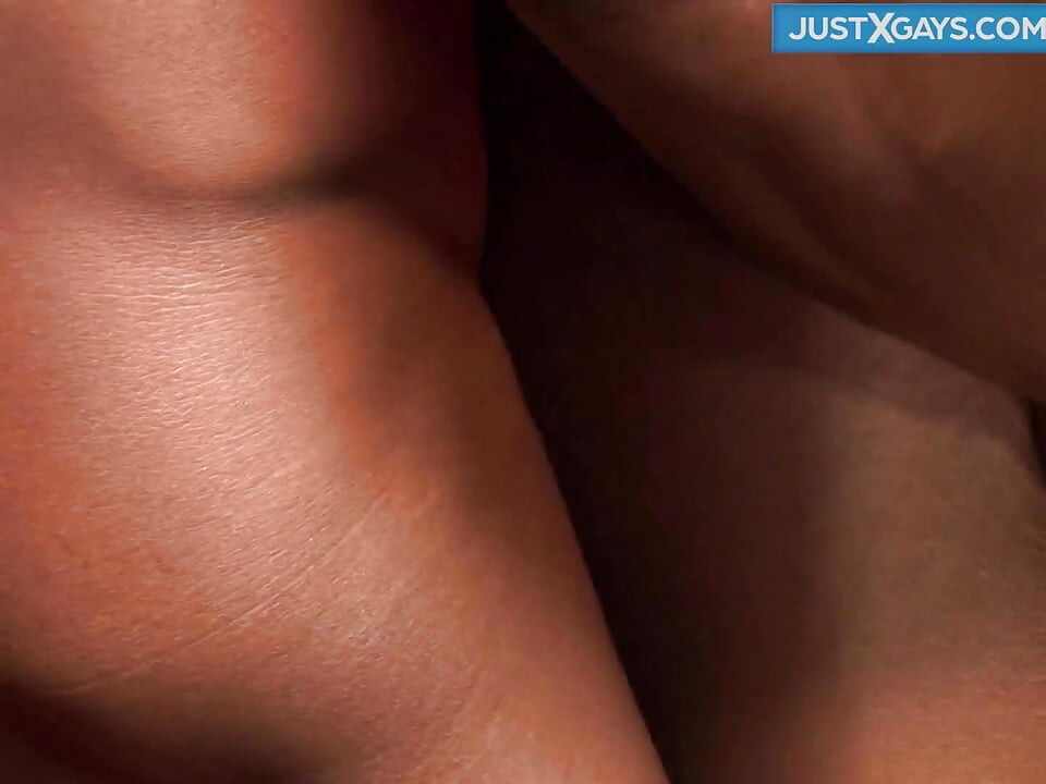 彼のゲイの友人は、彼が彼を肛門でファックするときに悲鳴を上げ、うめき声をあげます