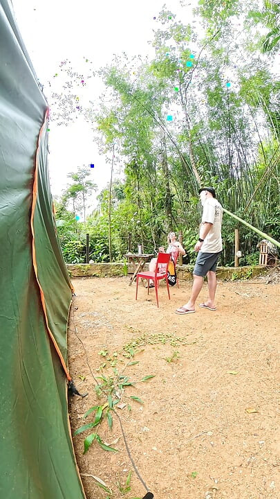 Người lạ làm tình tại khu cắm trại công cộng.