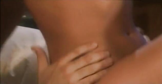 Curvă blondă cu țâțe mici perfecte are parte de un anal dur cu un tip pulos pe canapea