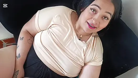 Scarlett menggodaku saat kita berbicara di ruang tamu rumah