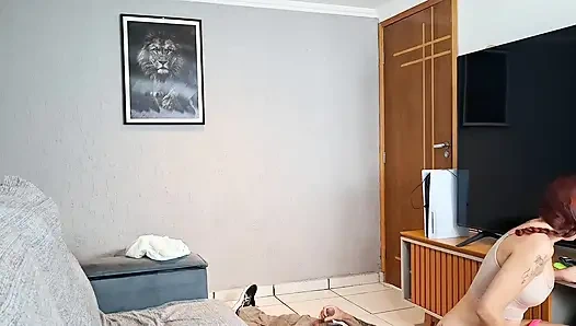 Tukang perawatan digoda sama ibu rumah tangga dengan celana dalam!