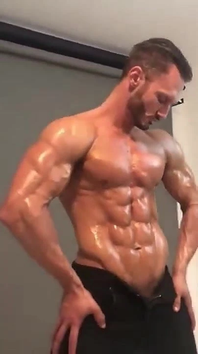 Un muscle huilé s&#39;exhibe - pas de son