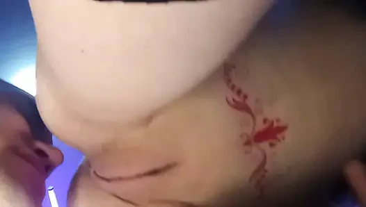 Minyon kızıl saçlı gotik kız aynanın önünde emiyor ve sonra sert sikiliyor