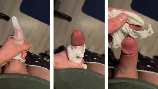 Młody mruczek orgazm wewnątrz lateksowej rękawiczki