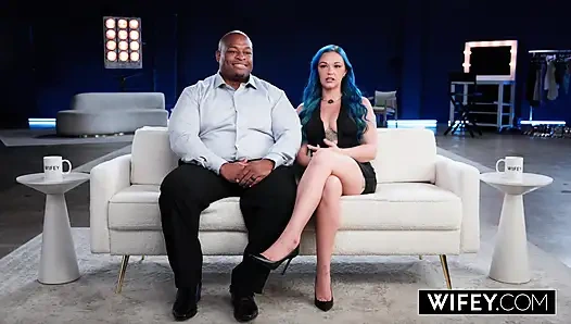 Karısı yeni gelin Kira McKay kocası izlerken Dan'in büyük yarağına biniyor