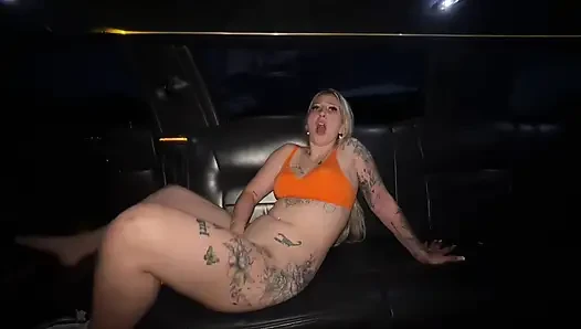 Permanently Tennieflittchen brazenly gets it while driving in a limousine