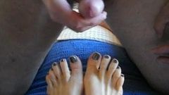 Misshotwife - Hub gets to cum on my feet