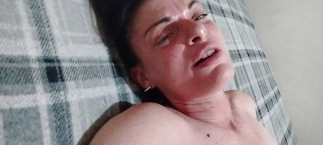 Vaimo imee miehen valtavaa kullia.