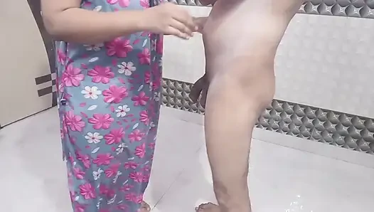 Desi Bhabhi Ka Secret Bathroom MMS — минет и жесткий догги, Chudai Hindi Audio