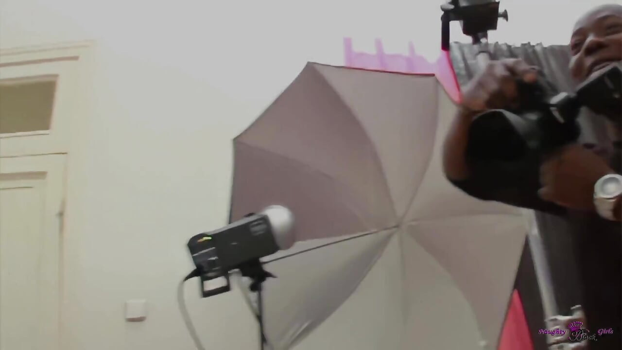 Ova mršava crvenokosa zna kako da primi veliki crni kurac u svoju dlakavu pičku.