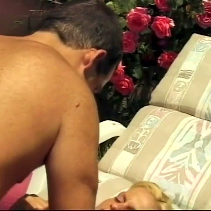 Big boobs blonde babe pussy licking pussy fucking in the garden cum in mouth