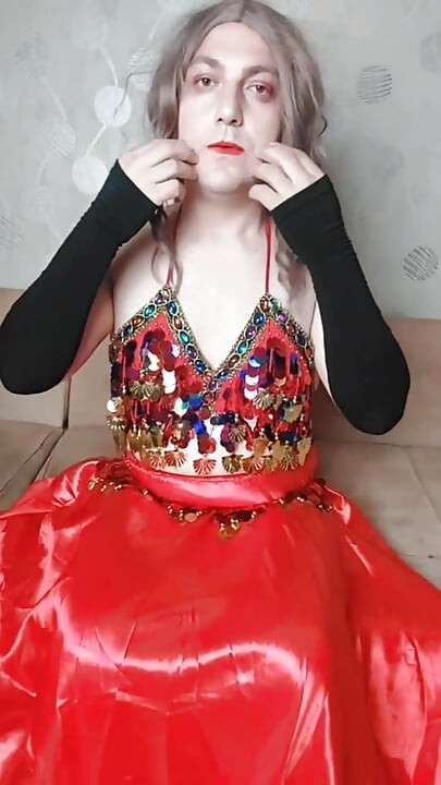 Kırmızı baştan çıkarıcı elbiseli göbek dansçısı kadın