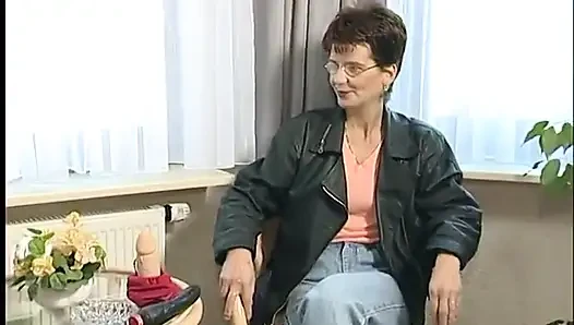 Очень сексуальная зрелая киска трахнула дилдо и отсасывала хуй