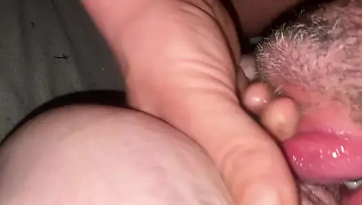 Ich bring die muschi meiner ehefrau mit spermasaft zum fließen