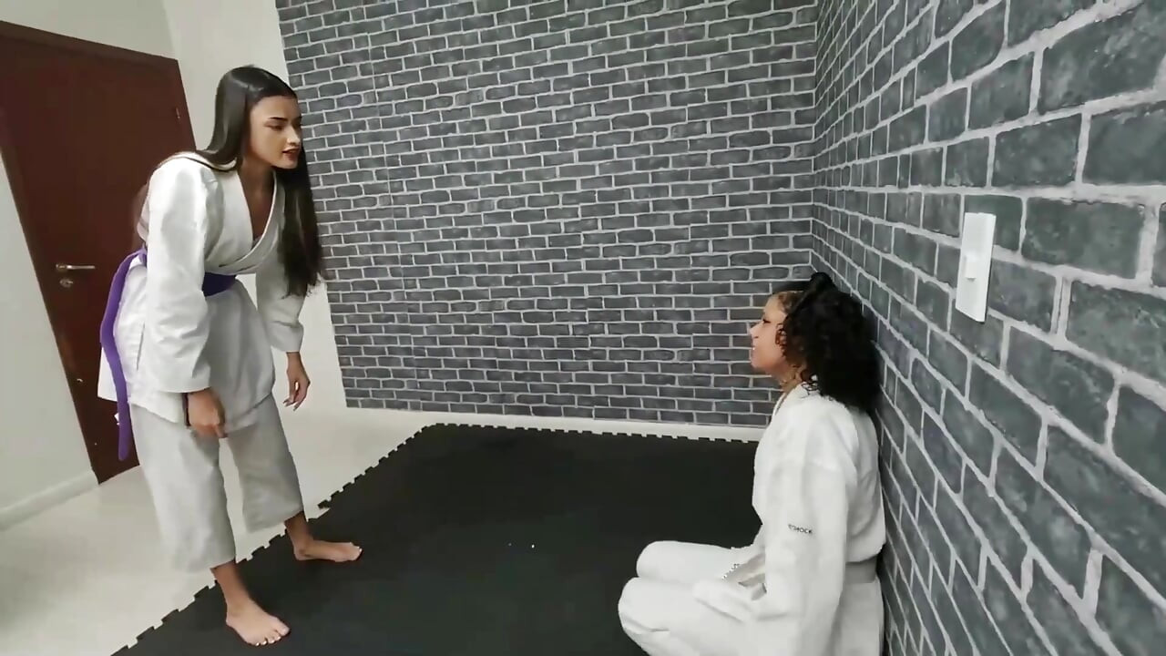 Karate dövüşü Amanda Nataly'ye karşı - model ayaklarla güç tekmeliyor