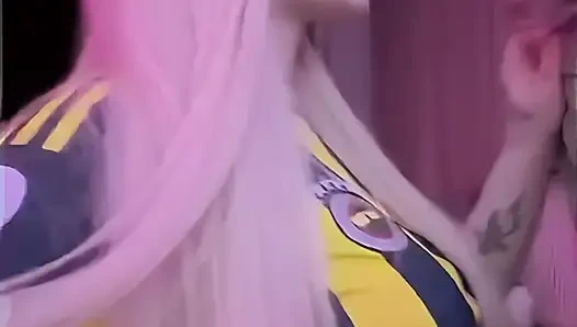 Блондинка-красавица утешает свою соседку из Фенербахче дома