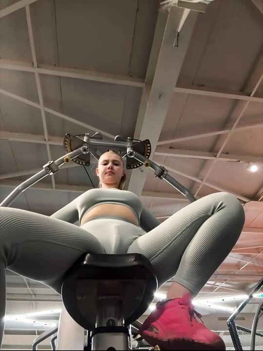 Masturbează-te în sala de sport atât de tare