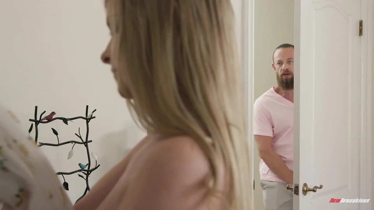 金发继妹Harlow West被大鸡巴插入她紧致的少女阴户