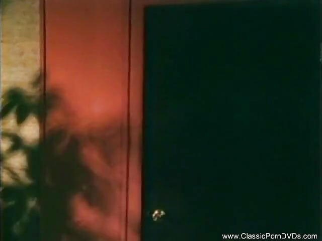 Blonda drăguță are parte de o pulă mare și sperma ei