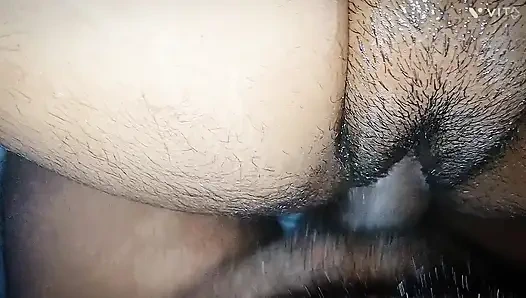 He took out the semen on the sister-in-law's pussy and fucked the sister-in-law a lot and took out the water again and again