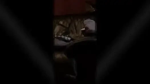 Minyon genç kız spor ayakkabı deniyor