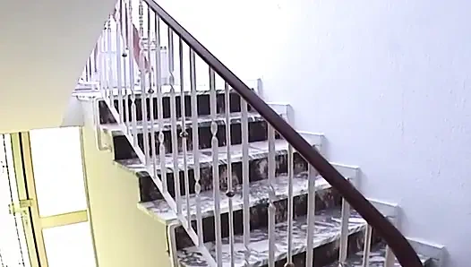 Киску блондинки с завязанными глазами зажимили и растянули широко раскрытые