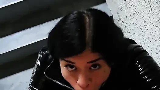 Orta yaşlı seksi kadın se toma mi leche a cambio de ayuda