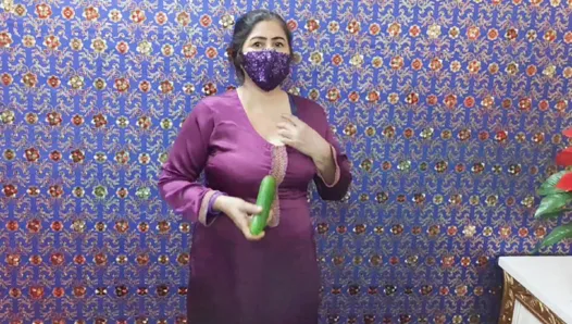 キュウリで自慰行為をするパキスタンのアマチュア熟女