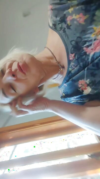 Gorąca mama uprawia hardcore'owy seks ze swoim chłopakiem w stylu doggy i cowgirl, przeżywając mocne orgazmy