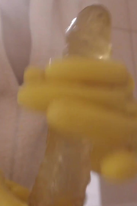 Moje nevlastní sestra ve žlutých rukavicích na mytí nádobí se koupe s robertkem a spoustou bílé pěny a mýdla