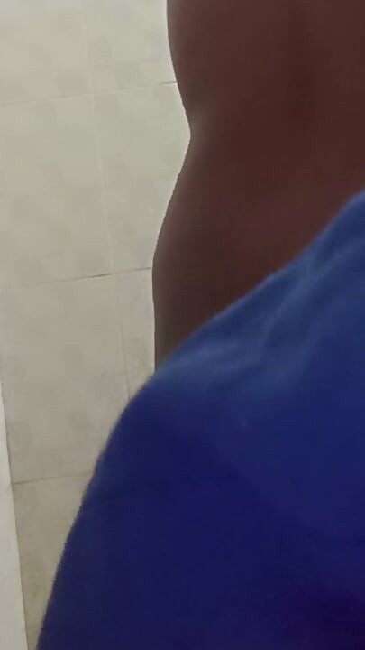 Apne best friend ke SAT ghumne gayi thi bathroom ke andar but under magic