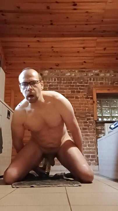 I fuck a bottle with my ass and cum