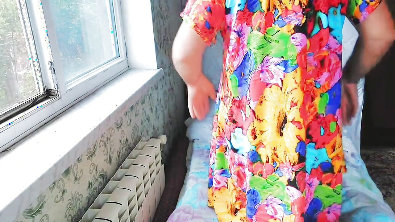 Slatka trans djevojka češlja suknju prije nego što izađe van