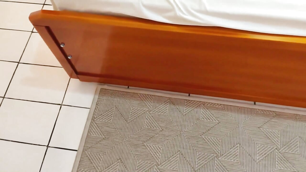 تو ساحل برای اولین بار به ناپسرم اجازه می‌دم تو کونم آبشو بریزه، ازم می‌خواد که سکس مقعدی هم داشته باشیم.