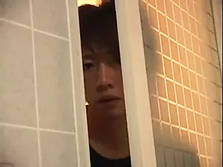 Japonesa madrastra seduce joven chico 3