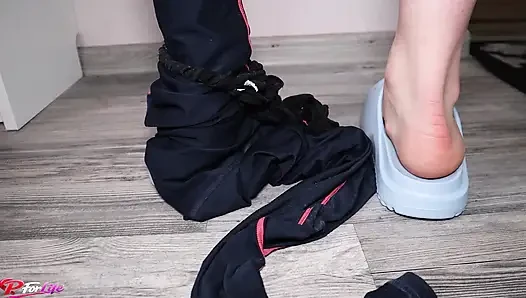 Yaramaz amatör kız antrenmanı ısınmasını yaparken şaplaklandı ve parmaklandı