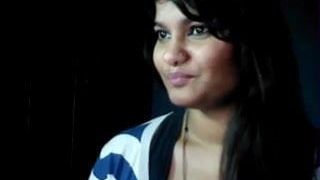 Heiße pakistanische Randi Neha lutscht Finger und denkt an ihren Freund