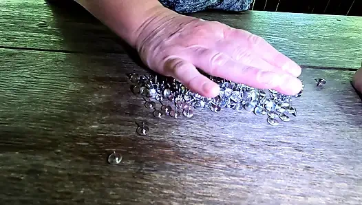 Göğüslerini parmaklıklara sok