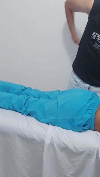 Detik ikonik dari "Rakan sekerja perubatan melakukan perkara dewasa di pengusung hospital."