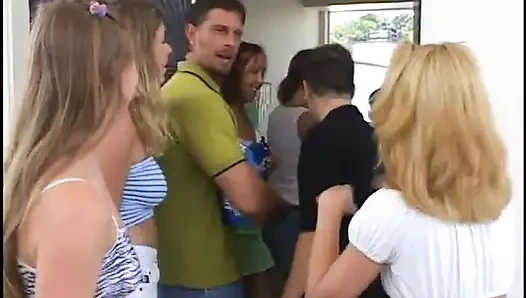 Randy сосущей член крошки трахают 2 мужика в групповом сексе, затем обкончали