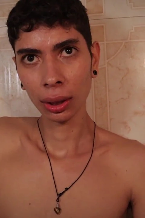 Twink gầy nóng bỏng sục con cu to của anh ấy trong phòng tắm bắn tinh dịch dày của anh ấy