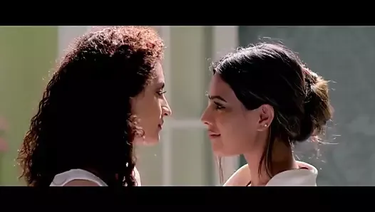 Сцена лесбийского поцелуя Nia Sharma