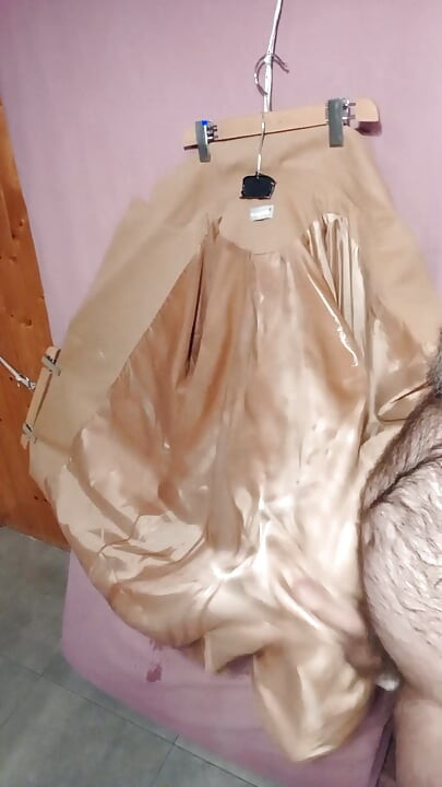 Эякулирует в блестящую подкладку стильной шерстяной леди