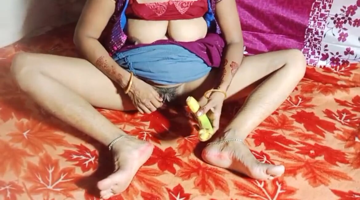 village bhabhi apne bur me kela dal liya