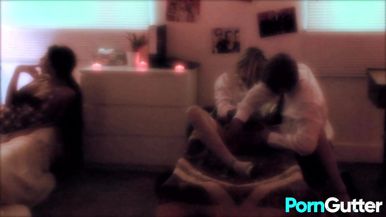 Studente pofticioase Invită doi armăsari la o orgie sexy