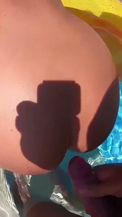 Fantastisk udendørs offentlig poolfest! Alle kan kneppe mig | Klip 1