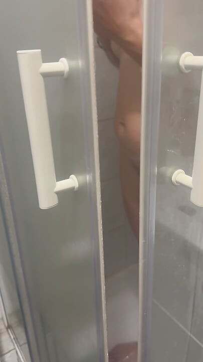 나는 그녀가 샤워하는 걸 지켜본다